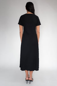 DRIZZLE SHORT SLEEVED DRESS [ Black Cotton, Crinkled Texture ]