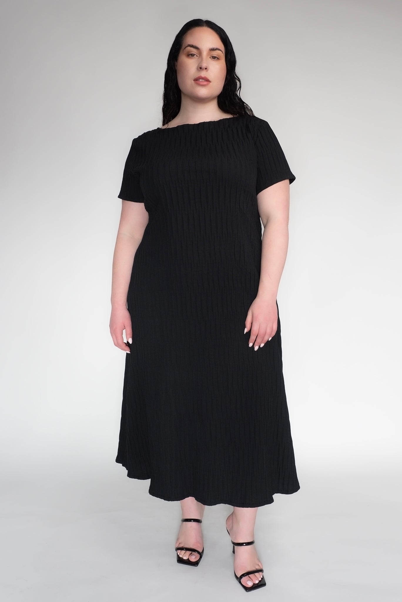 DRIZZLE SHORT SLEEVED DRESS [ Black Cotton, Crinkled Texture ]