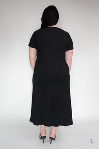 DRIZZLE SHORT SLEEVED DRESS [ Black Cotton, Crinkled Texture ]