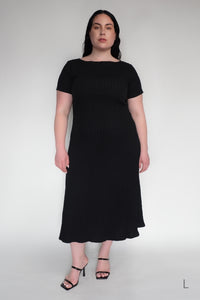 DRIZZLE SHORT SLEEVED DRESS [ Black Cotton, Crinkled Texture ]