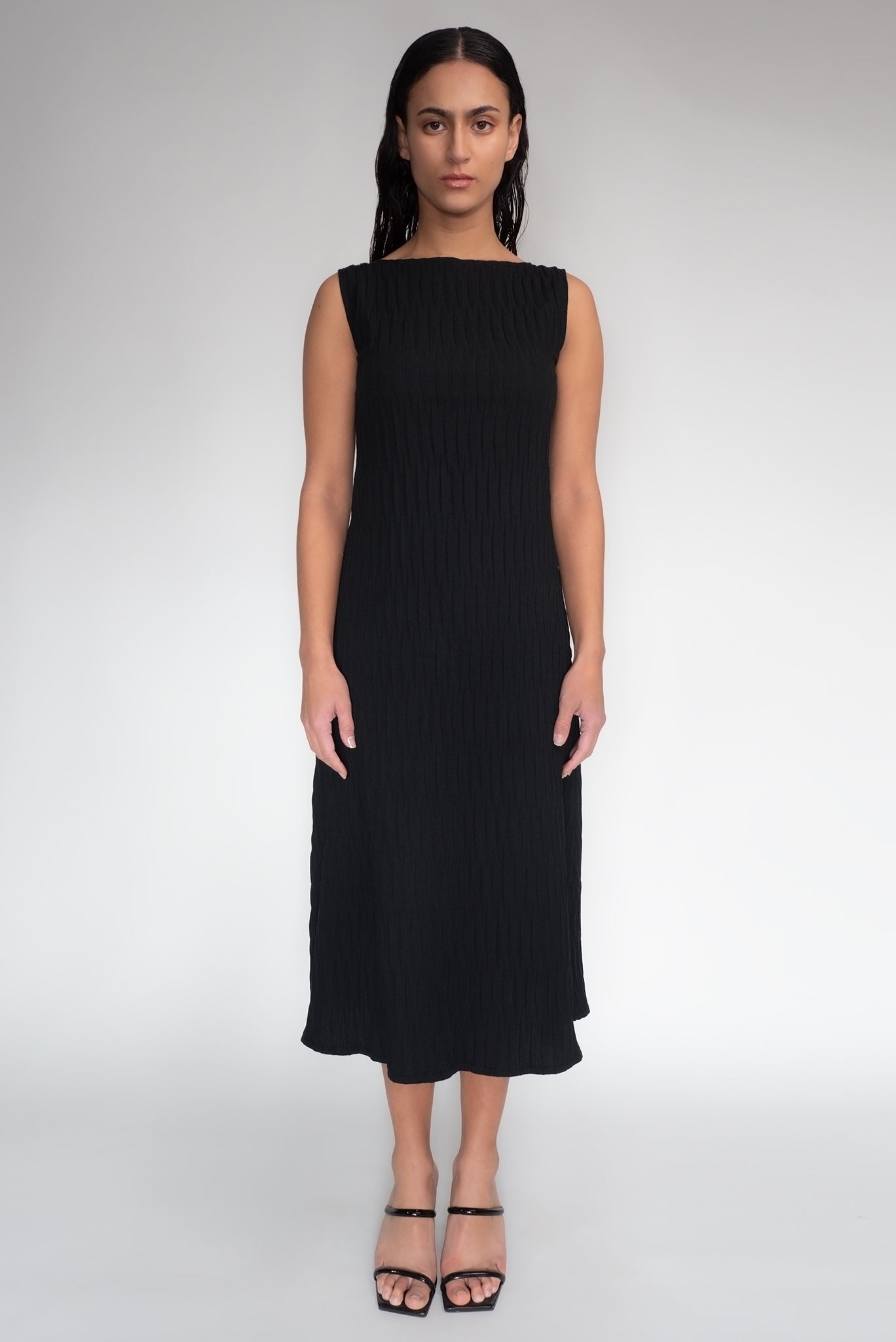 DRIZZLE SLEEVELESS DRESS [ Black Cotton, Crinkled Texture ]