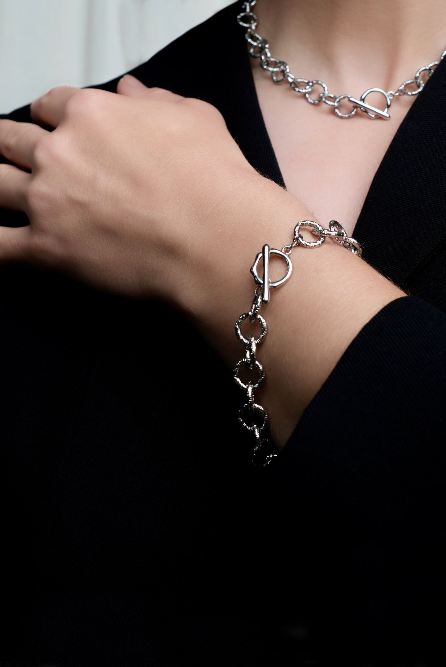 RIPPLE BRACELET [ White Gold Plated, Chunky Textured Chain, Silver Toned ]